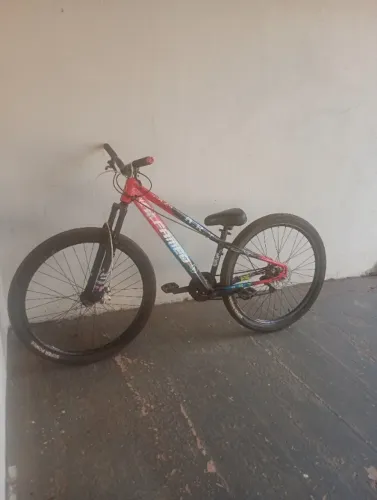 Bicicleta montada pra empinar/grau.
