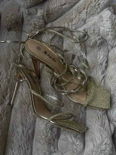 Sandália de salto com strass