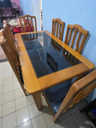 Mesa com 6 cadeiras, madeira com tampo de vidro. 