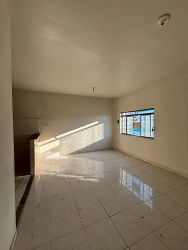 Sala comercial / kit net localizada de frente para a praça da Autonomia em Três Rios/RJ.
