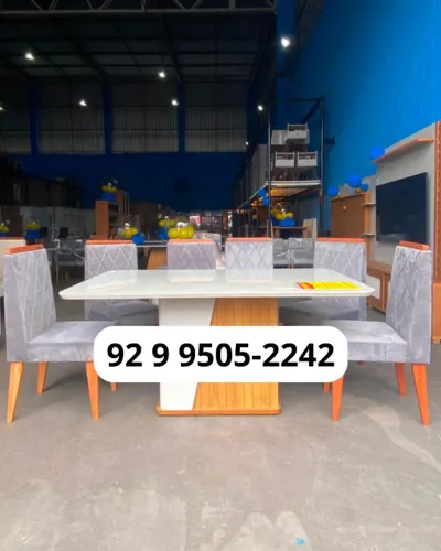 Conjunto de Mesa de Jantar com 6 Cadeiras - R$ 2.500