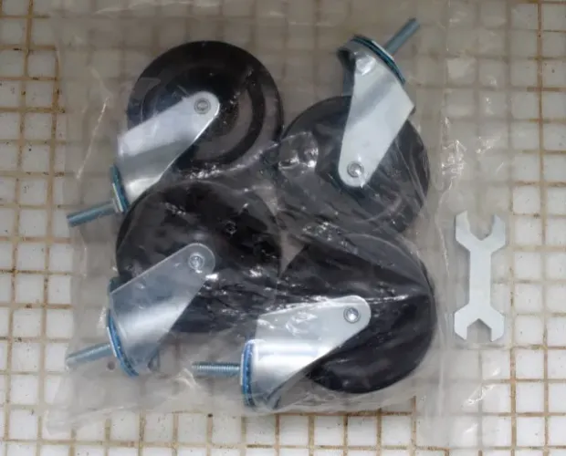 NOVO: Kit 4 rodízios giratórios de espiga 10cm diâm.
