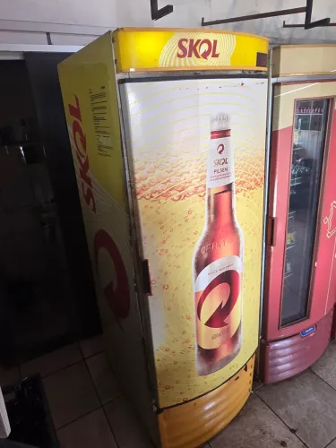 Cervejeira Vertical Skol - Gelando e Pronta para Uso