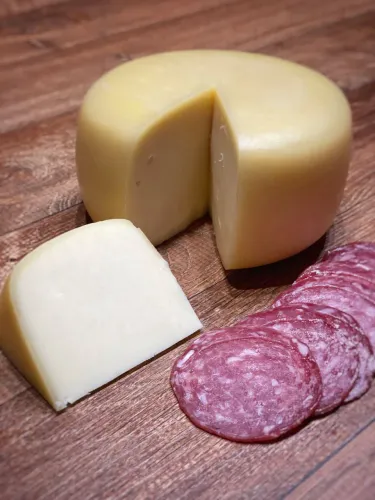 Queijo e salame coloniais 