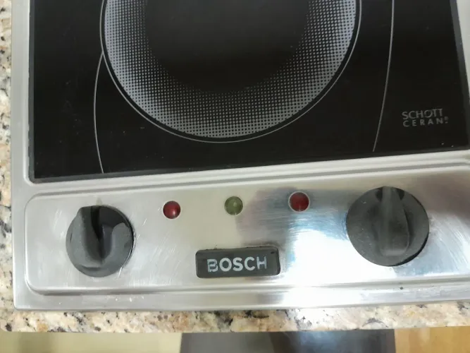 Fogão Bosch de indução Portátil 2 bocas com base de granito.
