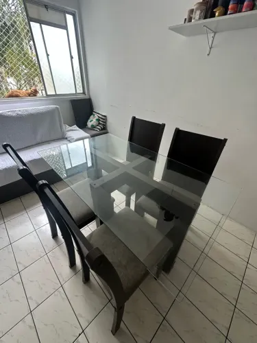 Mesa de 6 lugares - acompanha 4 cadeiras