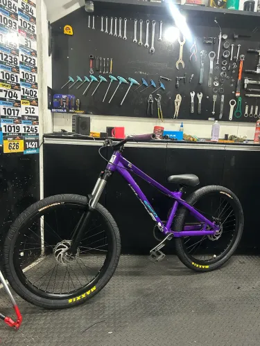 Bicicleta Gios DJ com cubo barulhento e pneus maxxis