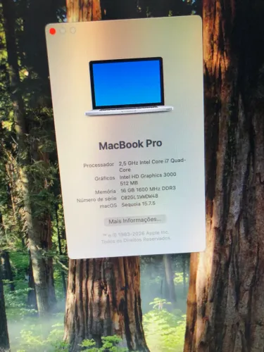 MacBook ano 2010 de 17 polegadas.