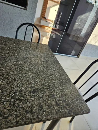 Mesa com Tampo de Granito + 4 Cadeiras | Conjunto Completo