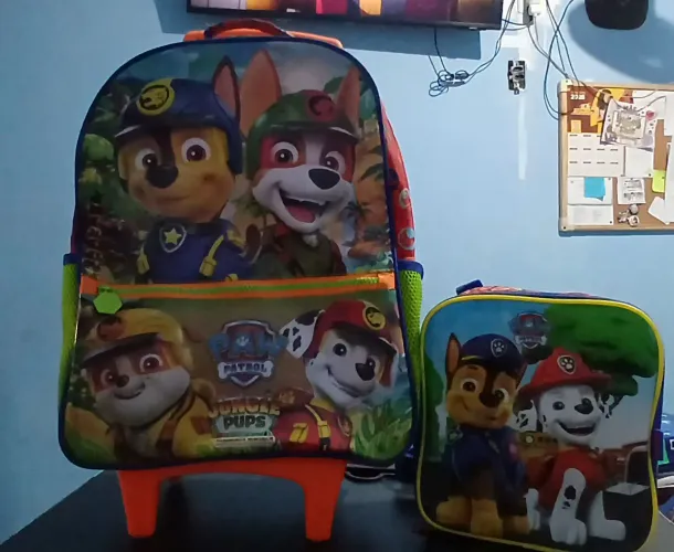 Vende-se pasta escolar com rodas lancheira estojo da patrulha canina e uma lancheira