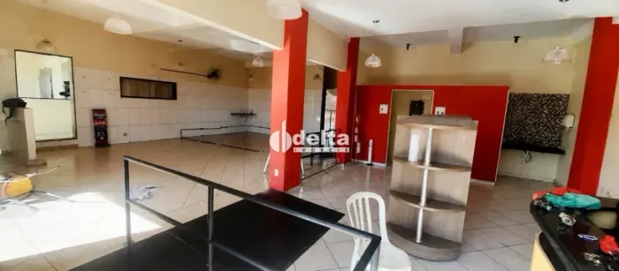Loja disponível para locação no bairro Santa Mônica em Uberlândia-MG.