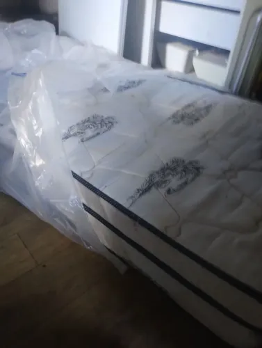 Cama de solteiro com colchão de molas ensacadas 