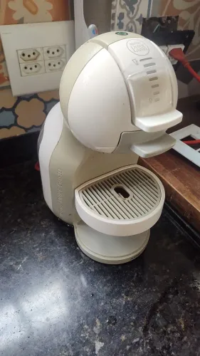Cafeteira Nescafé dolcegusto branca funcionando,