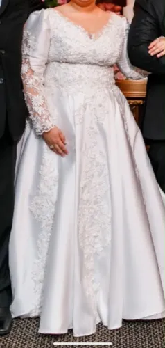 Vestido de Noiva Plus Size (Tam 46-50) - Manga Princesa, Cauda e Bordado em Pérolas