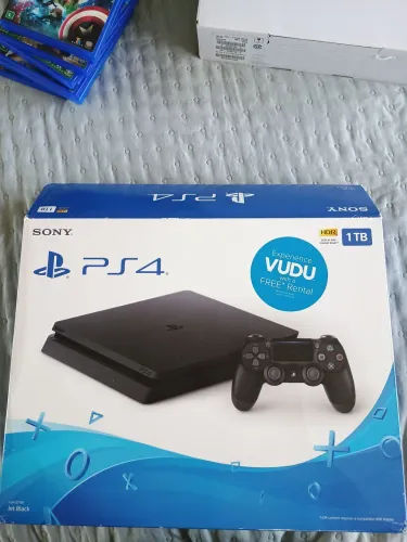 Ps4 slim 1TB + 4 controles + 7 jogos