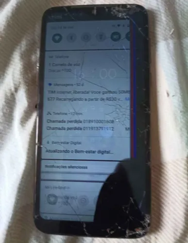 Moto G8 plus,64 gigas com tela quebrada ,para usar as peças 