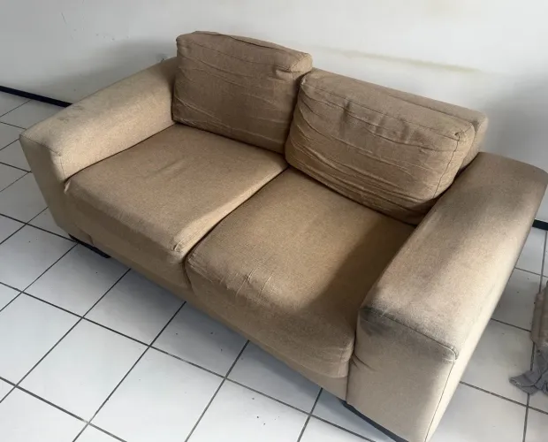 Sofá de dois lugares 