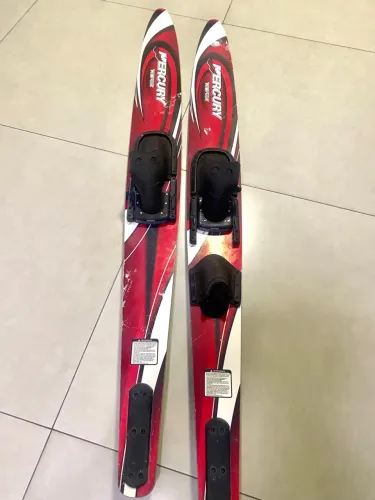 Par De Esqui Aquático Mercury ( tempest) Vermelho Com Botas