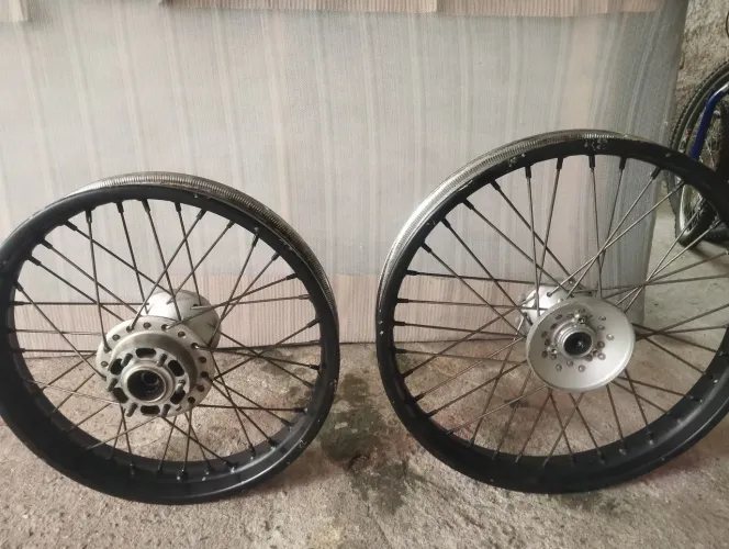 Roda Crosser de ferro freio a disco nas duas