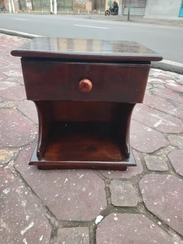 VENDO UM CRIADO MUDO MADEIRA BOA
