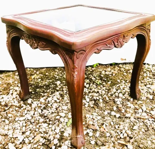 Mesa Canto quadrada confeccionada Madeira de lei cor vinho tampo Vidro estilo Dom José *