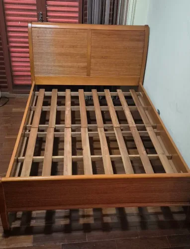 Cama de casal em madeira Maciça 
