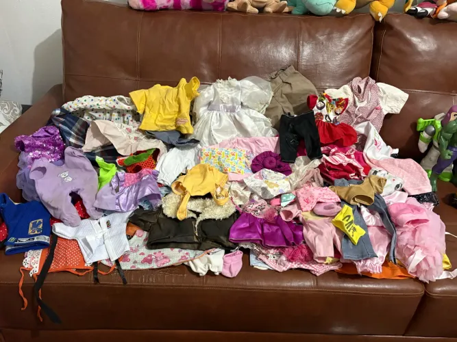 Boneca - Lote de Roupas.