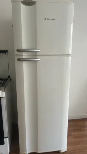 Geladeira Electrolux DC38 360L com Defeito