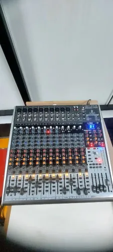 Mesa de som Behringer