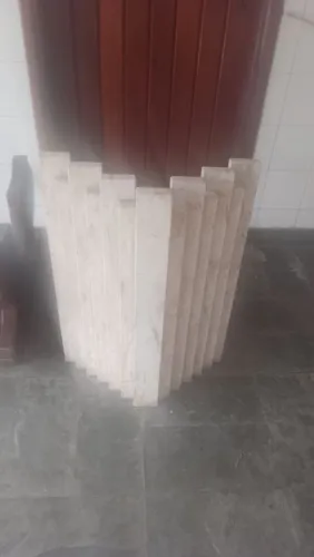 Mesa de Canto em Mármore Travertino