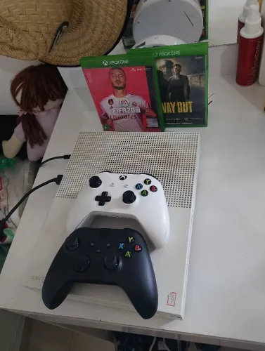 Xbox one S muito bem conservado 500gb