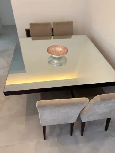 Vende- mesa de jantar com pés e base em madeira e espelho sobrepondo 