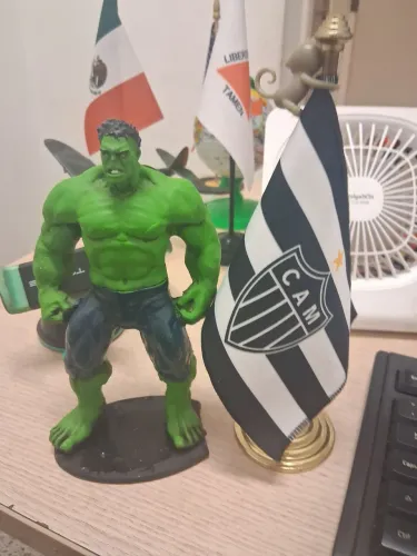 Miniatura Hulk e bandeira do Atlético Mineiro...para decorar ambiente...