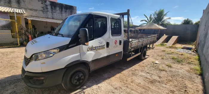 Vendo caminhão Iveco. Ano 22/23. Modelo Daily 65-170CD. Semi novo. Carroceria de madeira.