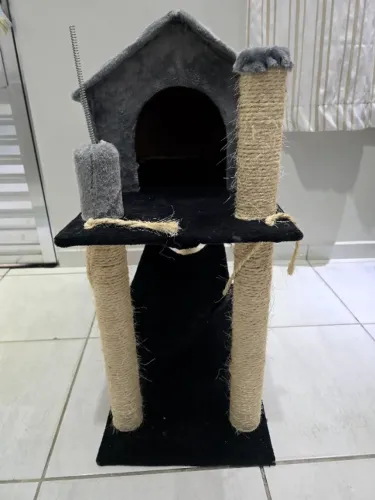 Arranhador para gatos com casinha