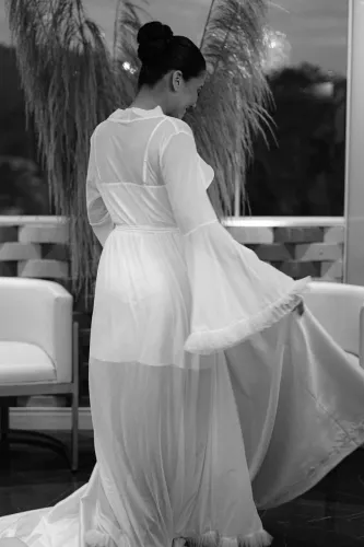Kit Robe , camisola branca com renda e pantufa com pelo branca 