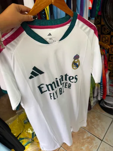 Vende-se camisa do Real Madrid temporada 26/27 tamanho M, nunca usada