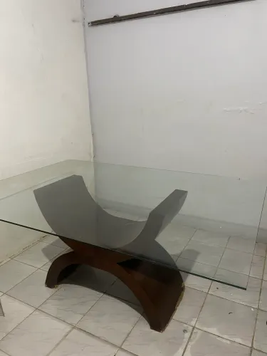 Mesa de vidro quadrada e grande