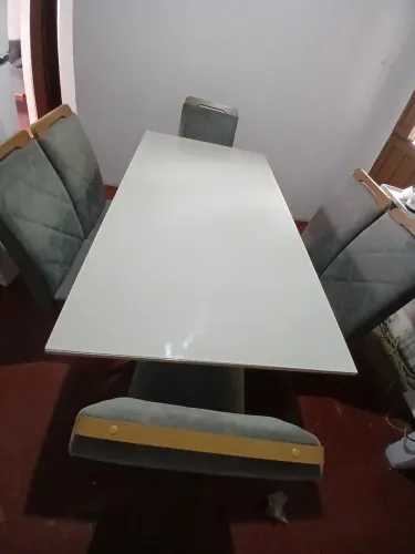 Vendo mesa de jantar base de madeira suporte de vidro com 6 cadeiras Puffs excelente/usado