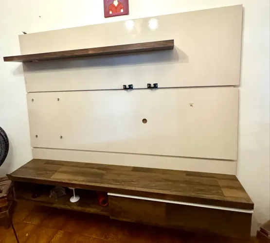 Painel para TV com prateleiras de vidro e rack em madeira - Conservado