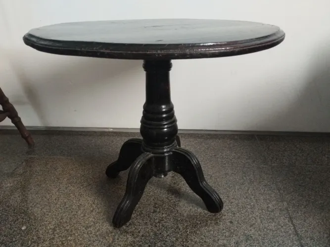 Mesa francesa de centro ou canto. Antiguidade.