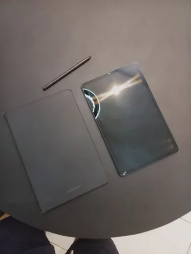 Tablet Sansung S6 Lite com capa magnética e suporte.