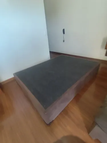 Box de Cama Casal em Bom Estado
