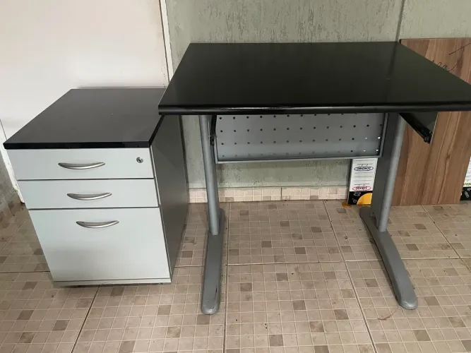 Mesa de escritório de aço usada - preço 185