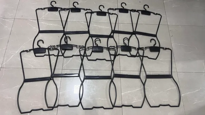 Vendo 10 cabides novos 