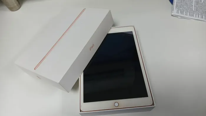 iPad 8a Geração 32GB Rose - Impecável + Capa Teclado