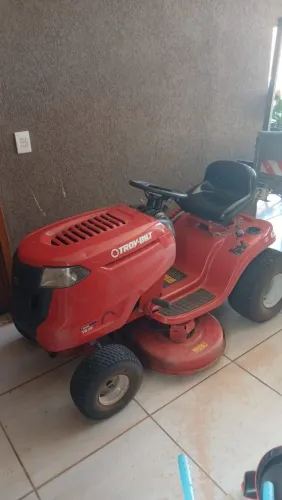 Trator cortador de grama
