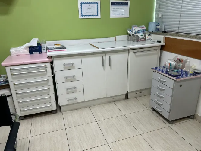 Armários em MDF para consultório com 2 cubas e pedais acionadores USADO