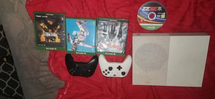 Xbox One s 2 controles originais e 6jogos