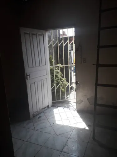 Vendo Casa no Bairro Jardim Centenário Próx. Ao Bugio. Precisando de reforma.